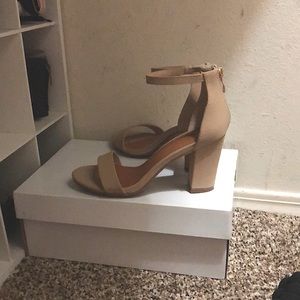 WMNS NUDE CHUNKY HEELS SIZE 6